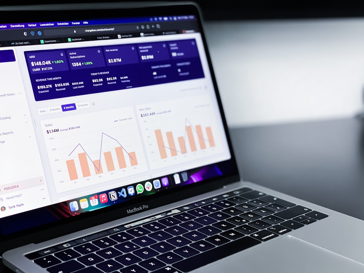 Analitica web para hoteles en Ecuador - laptop con dashboard de analytics y graficos de revenue