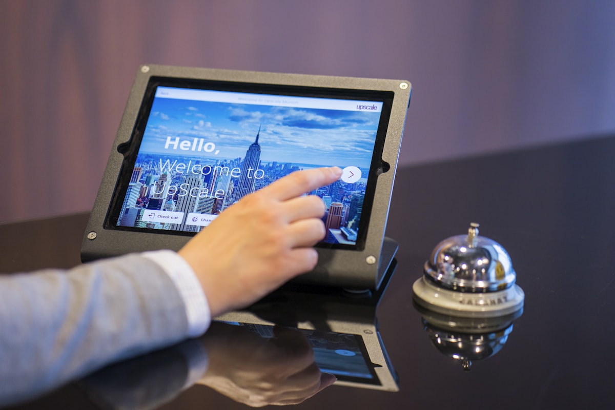 Tablet con sistema de gestion hotelera en recepcion de hotel para channel manager en Ecuador