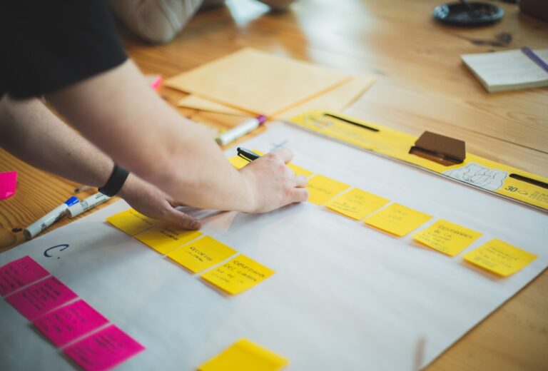 Estrategia de contenido turistico en Ecuador - equipo planificando calendario editorial con post-its
