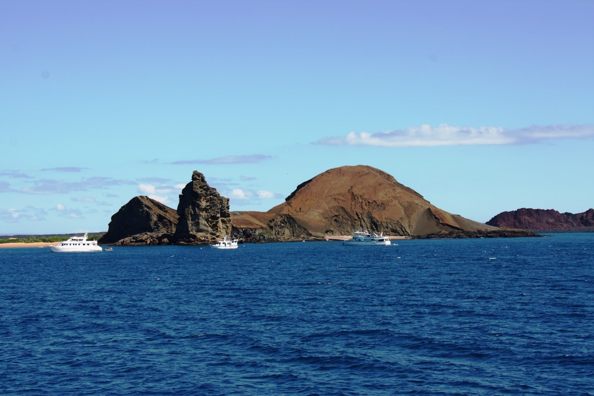 Cruceros anclados en Isla Bartolomé Galápagos Ecuador