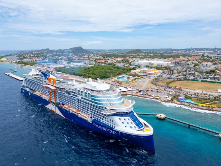 Crucero de lujo atracado en puerto tropical, turismo de cruceros en Guayaquil Ecuador