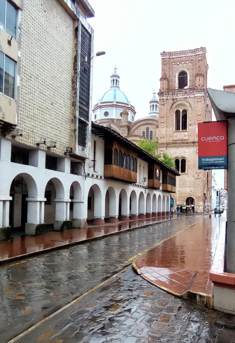 Calles empedradas del centro histórico de Cuenca con la Catedral de la Inmaculada al fondo