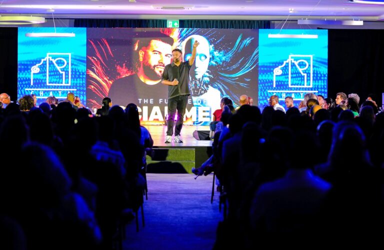 Speaker en conferencia corporativa con audiencia llena, eventos y convenciones en Guayaquil