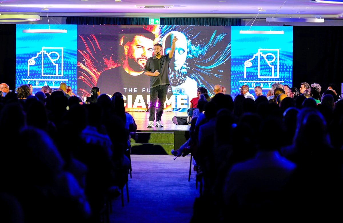 Speaker en conferencia corporativa con audiencia llena, eventos y convenciones en Guayaquil