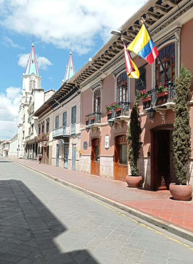 Calle tranquila del centro histórico de Cuenca Ecuador con arquitectura colonial