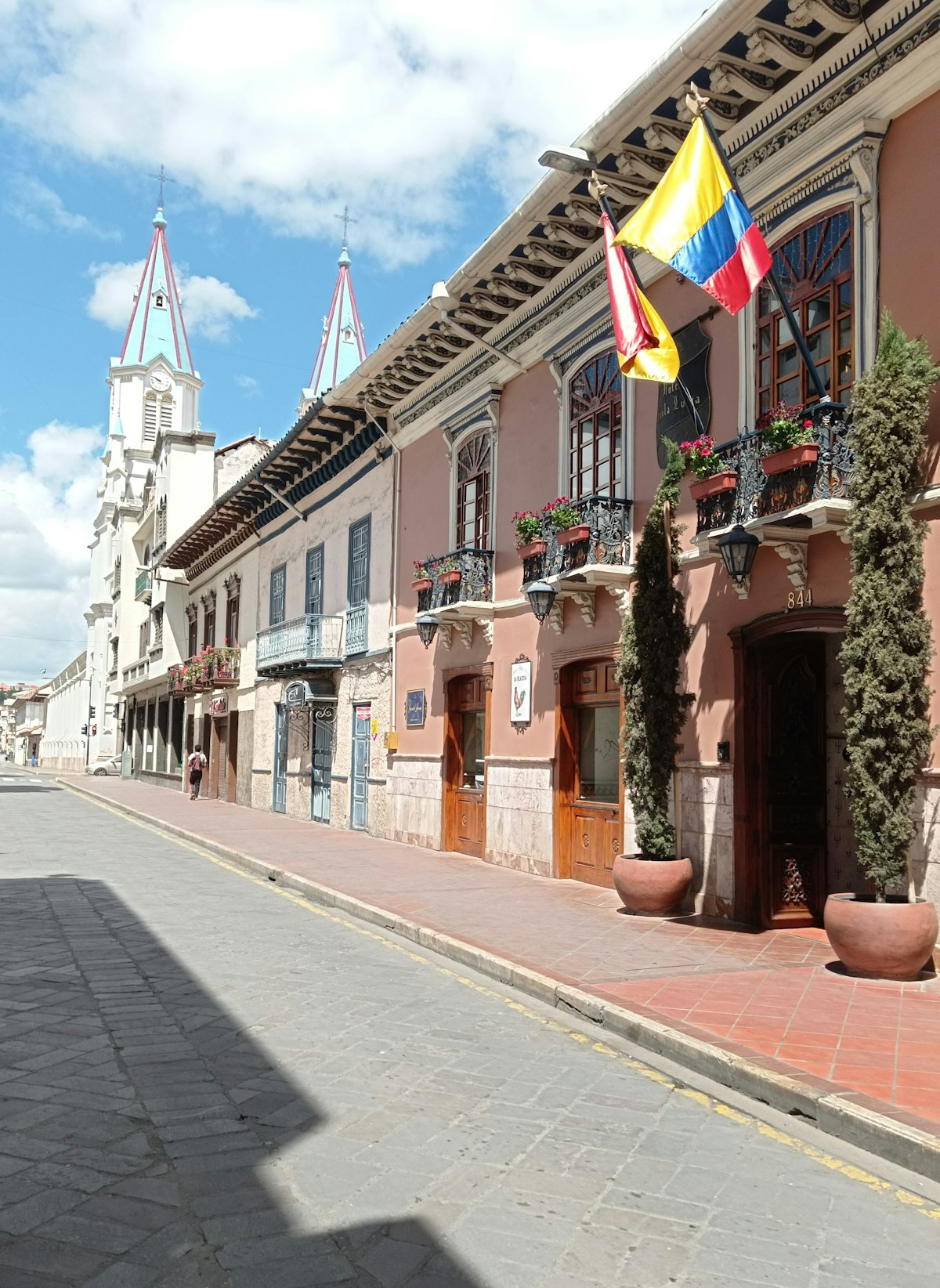 Calle tranquila del centro histórico de Cuenca Ecuador con arquitectura colonial