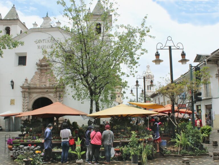 Mercado gastronómico al aire libre en Cuenca Ecuador con comida típica