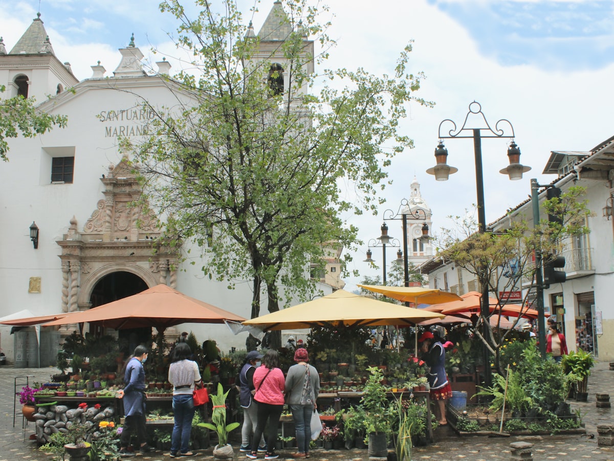 Mercado gastronómico al aire libre en Cuenca Ecuador con comida típica