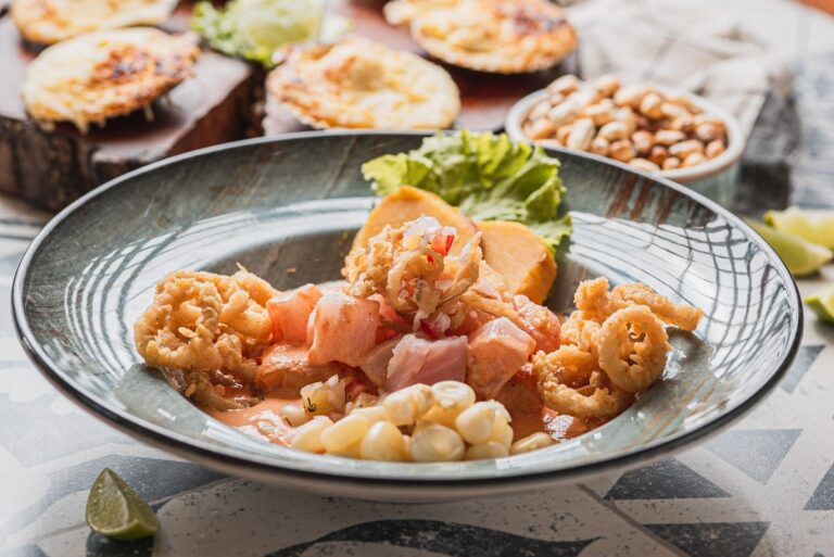 Ceviche de mariscos ecuatoriano, plato emblemático de la gastronomía de Guayaquil