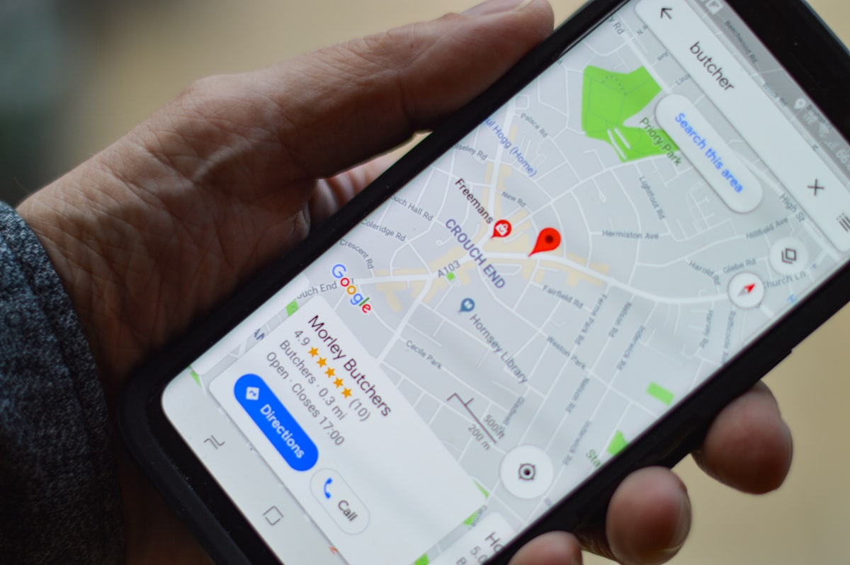 Celular mostrando Google Maps con resultados de hoteles para SEO local en Ecuador