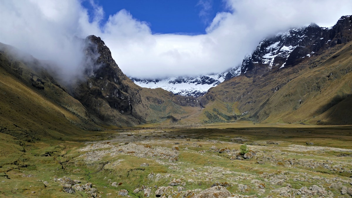 Valle del Parque Nacional Sangay en la Sierra ecuatoriana con montañas nevadas