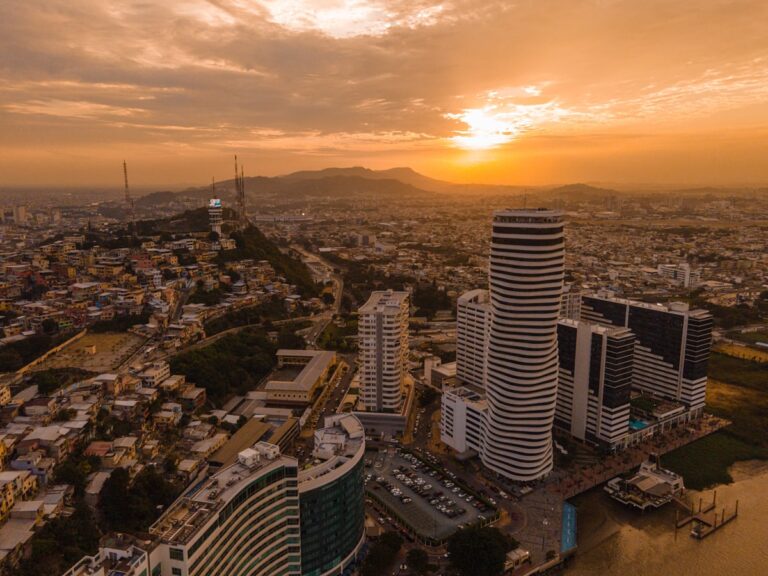 Marketing digital hoteles Guayaquil Ecuador - vista aerea de la ciudad al atardecer con rio Guayas