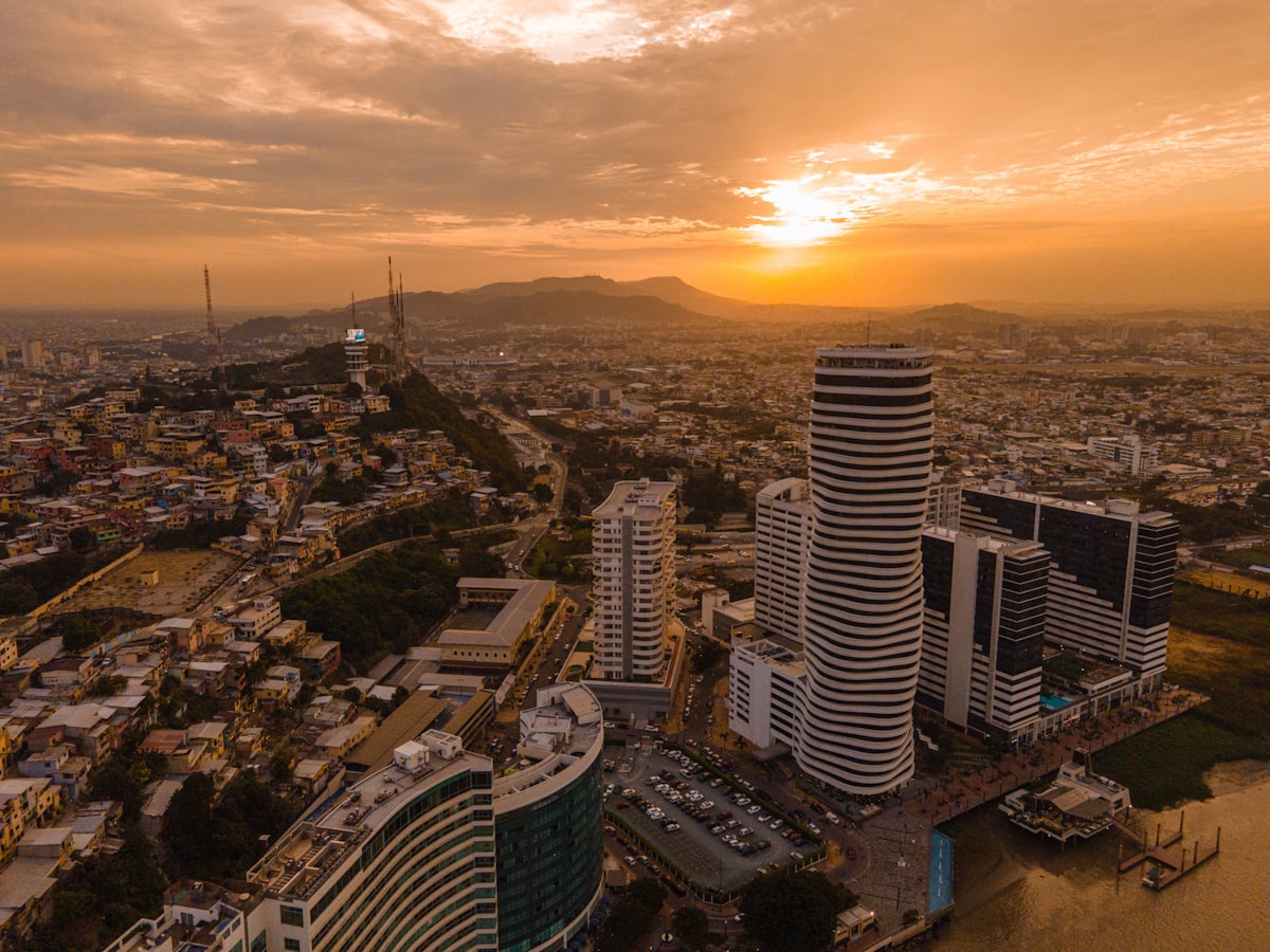 Marketing digital hoteles Guayaquil Ecuador - vista aerea de la ciudad al atardecer con rio Guayas