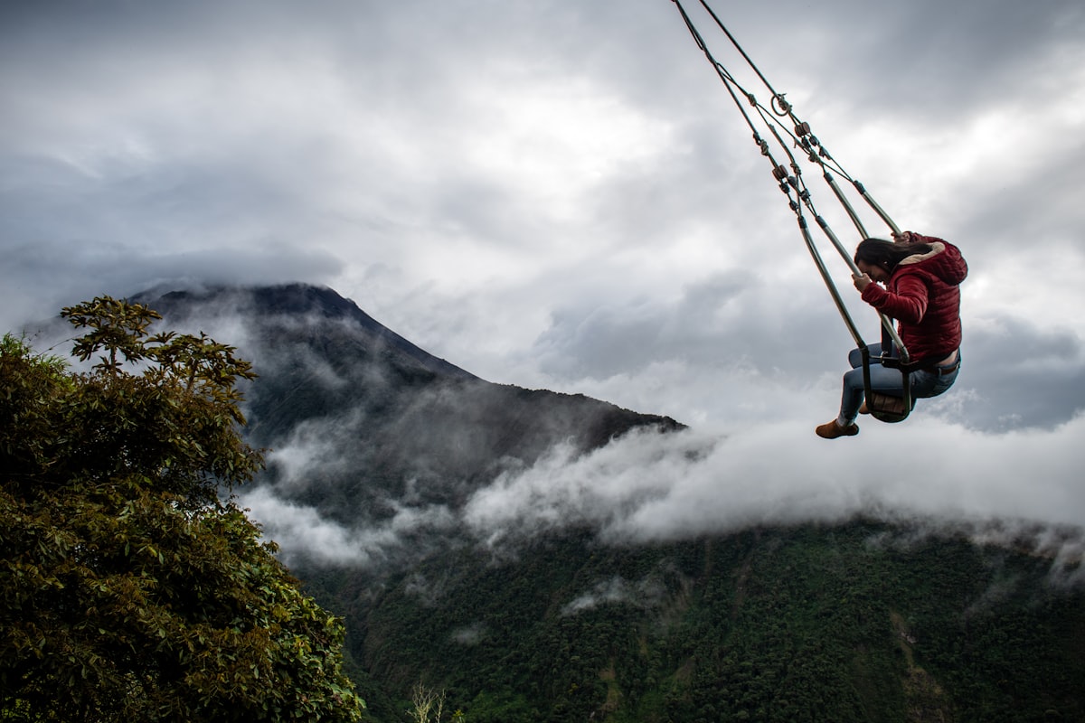 Columpio del Fin del Mundo en Baños de Agua Santa con volcán Tungurahua entre nubes