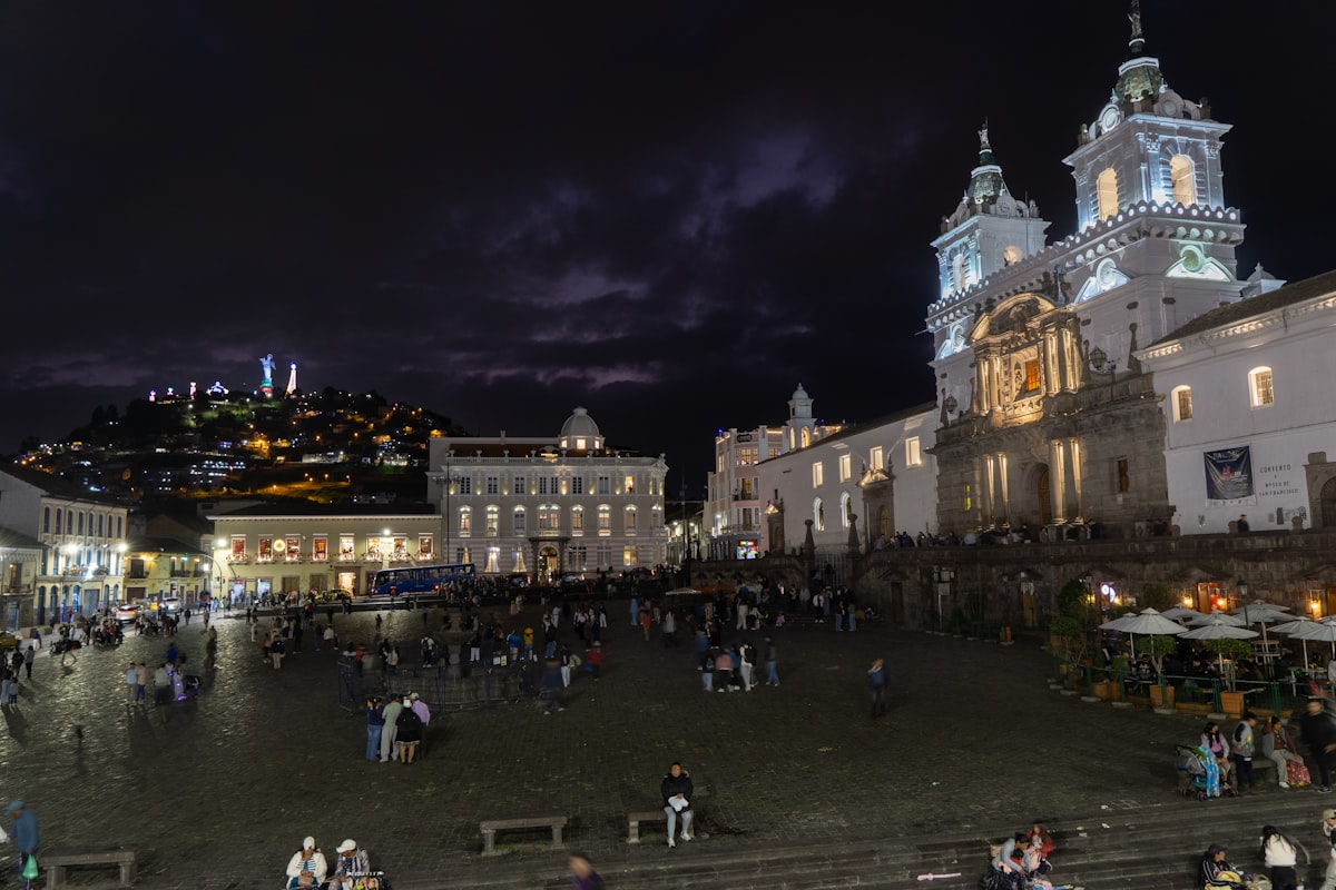 Plaza e Iglesia de San Francisco en Quito de noche con el Panecillo iluminado al fondo