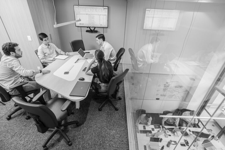 Equipo de negocios en reunión corporativa en Guayaquil