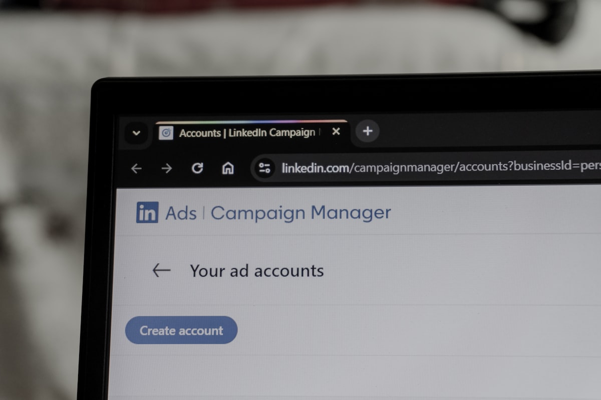 Interfaz de gestión de campañas de publicidad digital en laptop