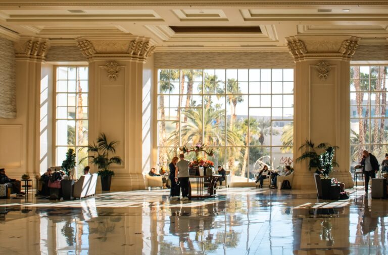 Lobby de hotel de lujo con huéspedes satisfechos en Ecuador
