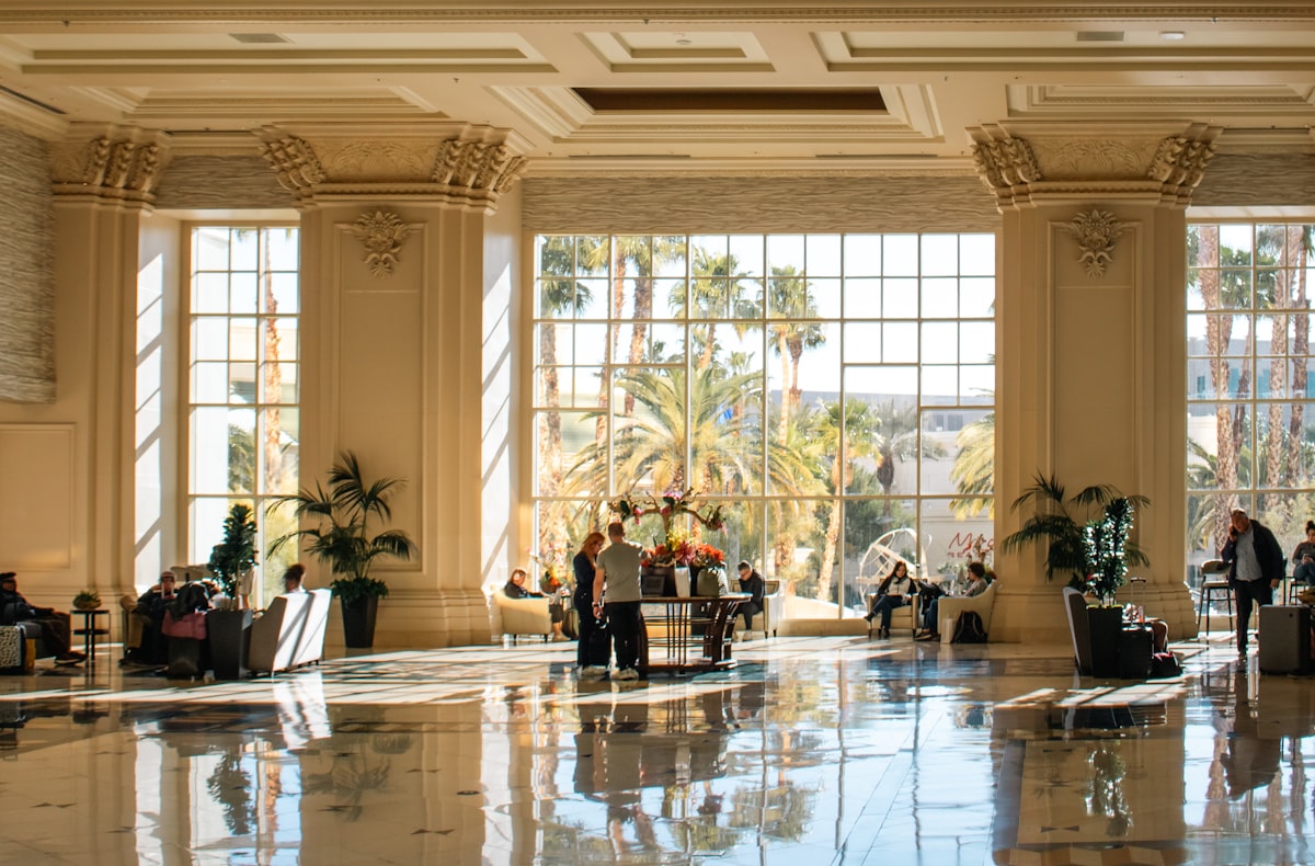 Lobby de hotel de lujo con huéspedes satisfechos en Ecuador