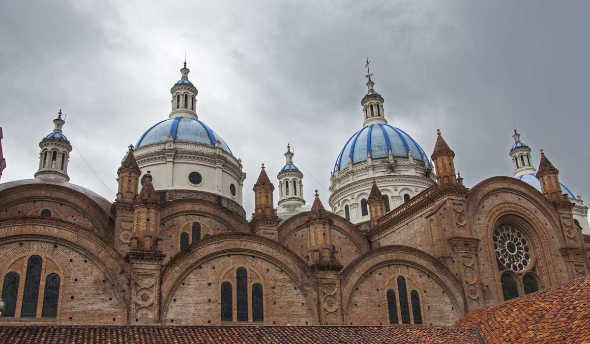 Cúpulas azules de la Catedral de la Inmaculada Concepción de Cuenca Ecuador