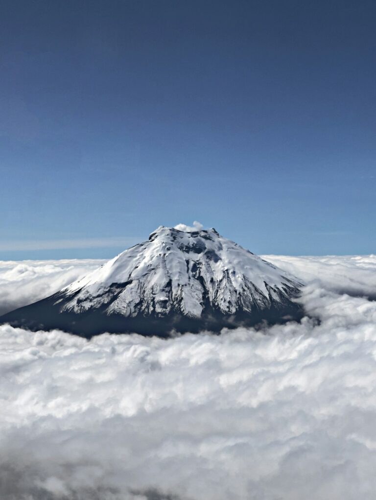 Marketing turismo deportivo Ecuador - volcán Chimborazo sobre las nubes