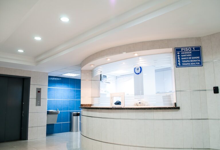 Lobby de hospital moderno para turismo medico en Ecuador con recepcion y señalizacion