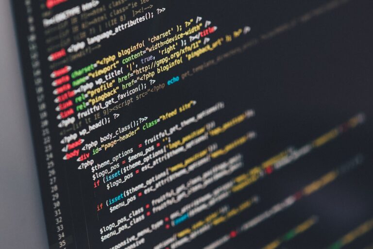 Código de desarrollo web en monitor con diseño de sitio web profesional