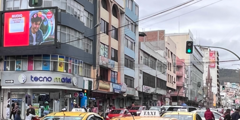 Pantalla LED publicitaria 7x2 m en Av. Cevallos Ambato cerca del Parque Cevallos con comercio Tecno Móvil visible