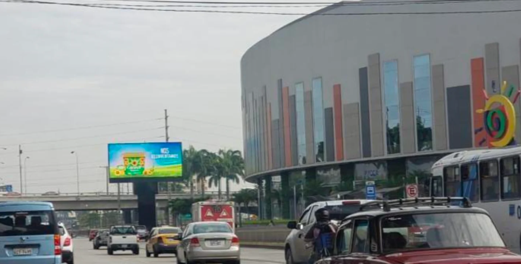 Pantalla LED publicitaria 10x5 m en Av. Juan Tanca Marengo frente al Mall del Sol Guayaquil con contenido digital dinámico