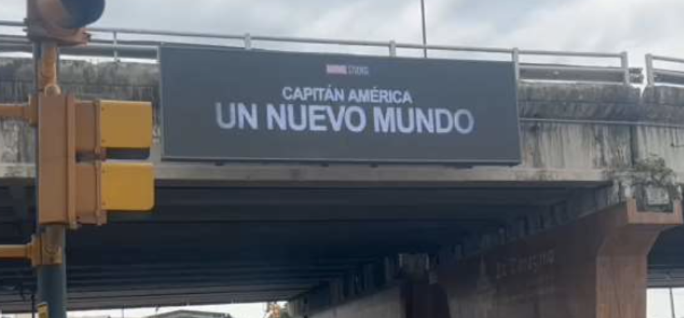 Pantalla LED publicitaria 6x2 m en el puente peatonal del cruce Av. Plaza Dañín y Av. Pedro Menendez Guayaquil con publicidad de Capitán América Un Nuevo Mundo