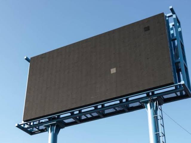 Valla publicitaria de gran formato en Guayaquil Ecuador representando la red completa de publicidad exterior OOH 2026
