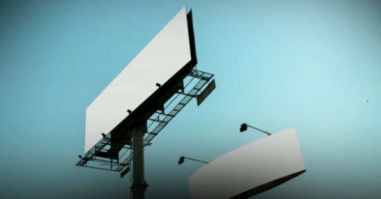 Vallas publicitarias en Quito Ecuador con fondo de cielo azul representando la publicidad exterior OOH 2026