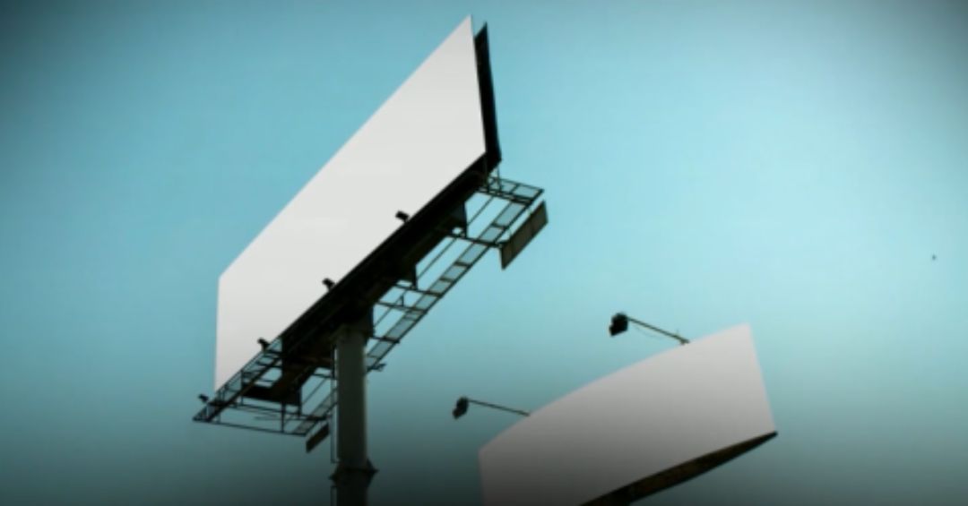 Vallas publicitarias en Quito Ecuador con fondo de cielo azul representando la publicidad exterior OOH 2026
