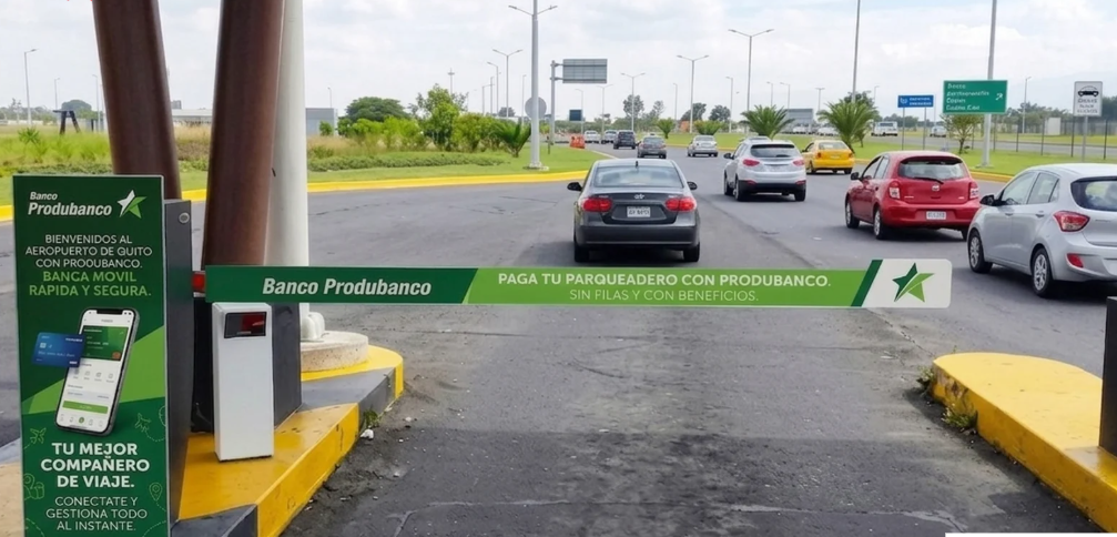 Barrederas verdes rotuladas con publicidad de Banco Produbanco en el ingreso al Aeropuerto Mariscal Sucre Tababela Quito