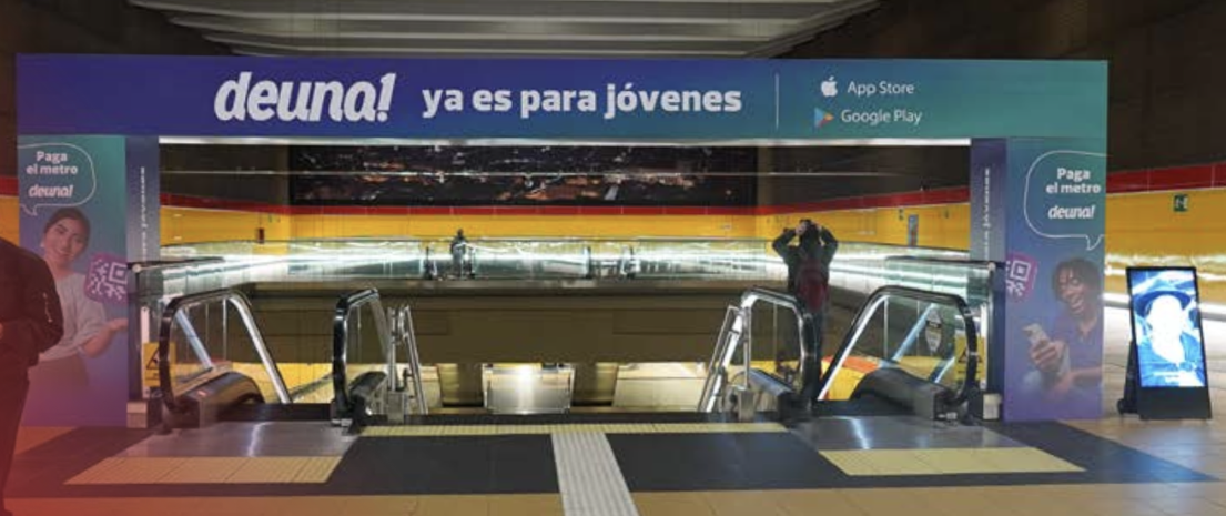 Arco promocional con publicidad de deunal sobre las escaleras eléctricas en una estación del Metro de Quito