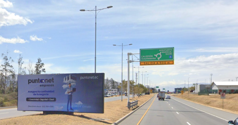 Valla publicitaria 7x2 m en corredor de acceso al Aeropuerto Internacional Mariscal Sucre Tababela Quito