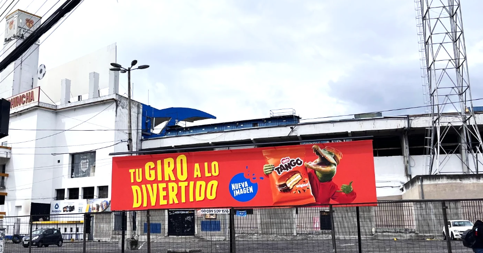 Segunda valla publicitaria 9x2 m en el corredor del Estadio Olímpico Atahualpa Av. 6 de Diciembre Naciones Unidas Quito norte