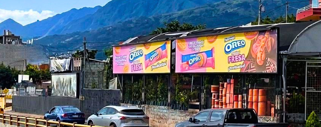 Vallas publicitarias gemelas 9x2 m en el redondel de Cumbayá junto a Scala Shopping vía Tumbaco Lumbisí y Ruta Viva