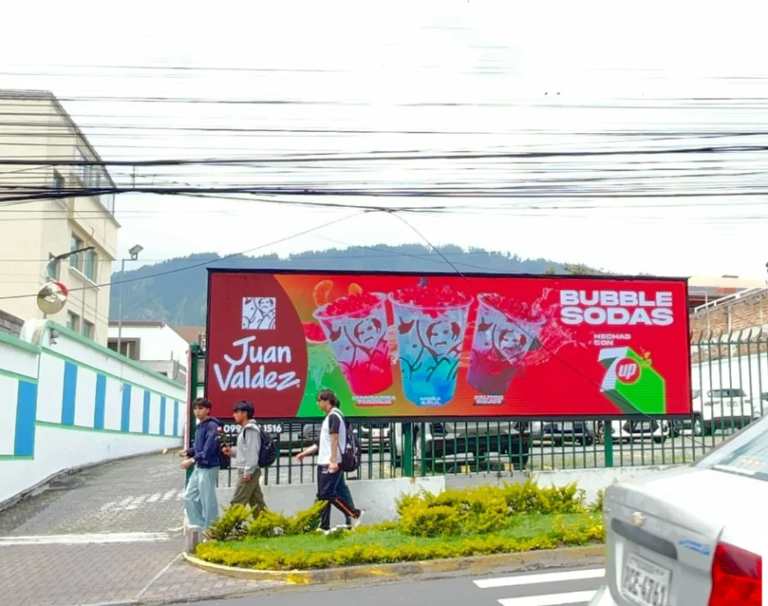 Pantalla LED 7x2 metros en Cumbayá frente a Universidad San Francisco de Quito con publicidad Juan Valdez