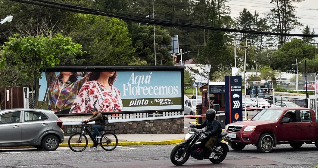 Valla publicitaria 7x2 m en Av. González Suárez frente al Edificio YOO y al Hotel Quito, corredor premium Quito este