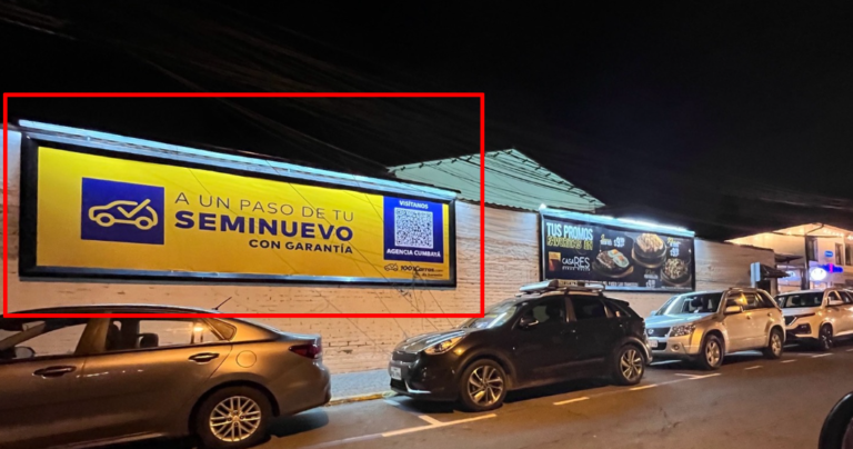 Valla Publicitaria Parque Central de Cumbayá Junto a Juan Valdez Café