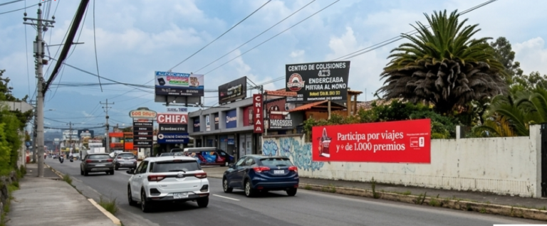 Valla publicitaria 8x2 m sobre Av. General Rumiñahui Valle de los Chillos con vista al flujo vehicular Quito
